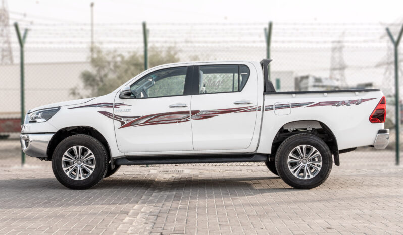 
2025 Toyota Hilux SGLX 2.4L MT Diesel (White-Black) full									