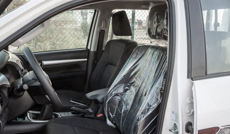 
2025 Toyota Hilux SGLX 2.4L MT Diesel (White-Black) full									