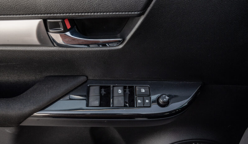 
2025 Toyota Hilux SGLX 2.4L MT Diesel (White-Black) full									