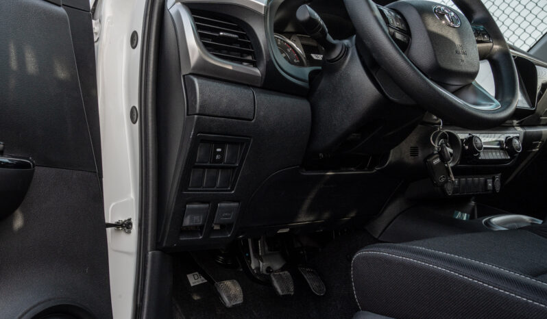 
2025 Toyota Hilux SGLX 2.4L MT Diesel (White-Black) full									