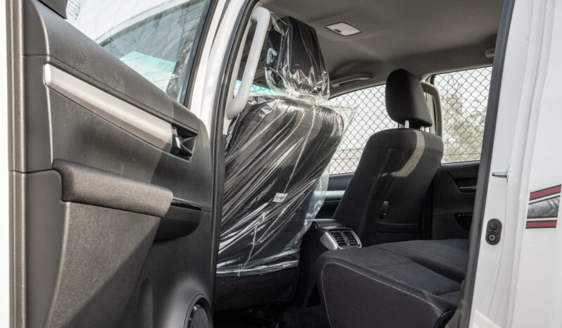 
2025 Toyota Hilux SGLX 2.4L MT Diesel (White-Black) full									