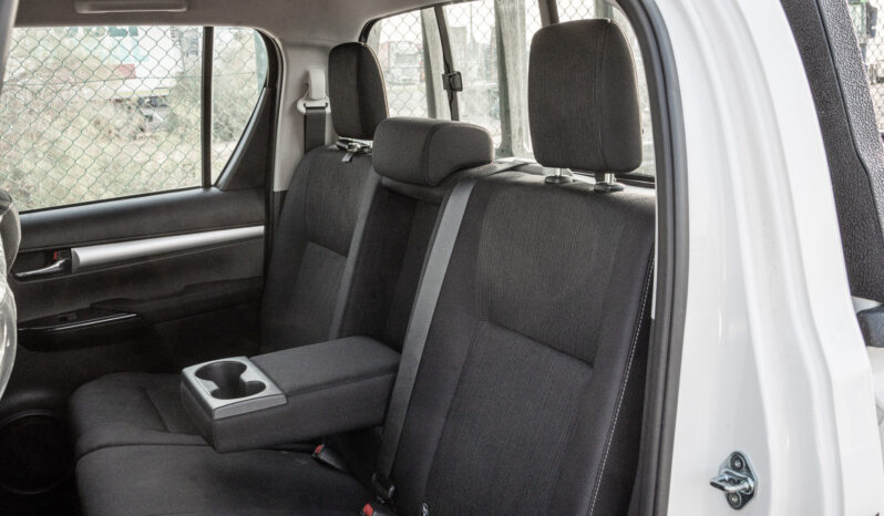 
2025 Toyota Hilux SGLX 2.4L MT Diesel (White-Black) full									