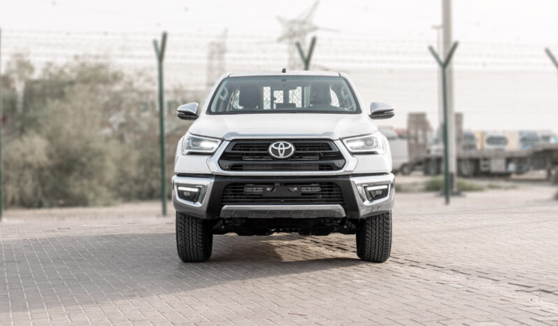 
2025 Toyota Hilux SGLX 2.4L MT Diesel (White-Black) full									