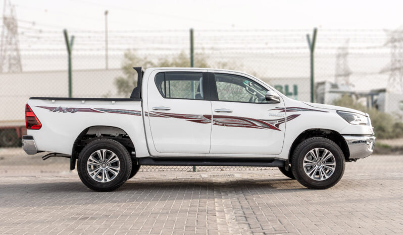 
2025 Toyota Hilux SGLX 2.4L MT Diesel (White-Black) full									