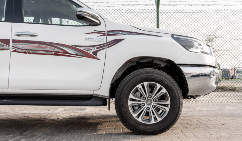 
2025 Toyota Hilux SGLX 2.4L MT Diesel (White-Black) full									