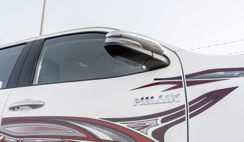 
2025 Toyota Hilux SGLX 2.4L MT Diesel (White-Black) full									