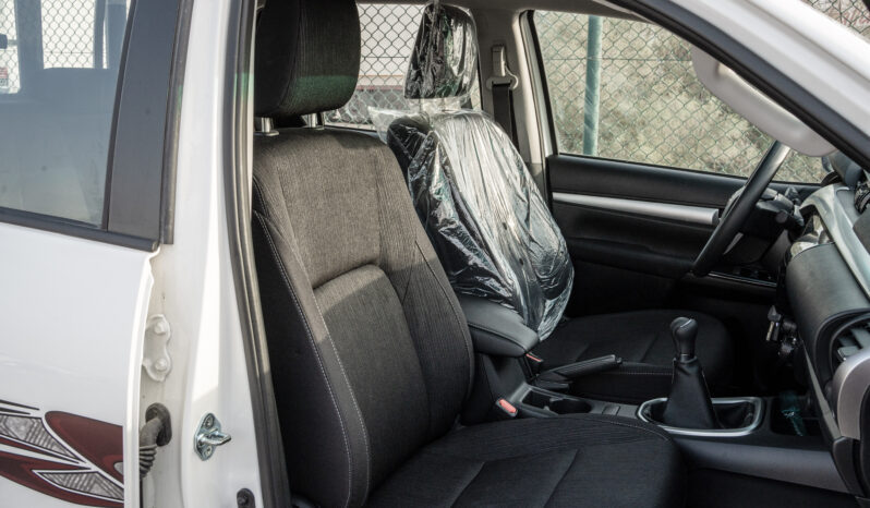 
2025 Toyota Hilux SGLX 2.4L MT Diesel (White-Black) full									