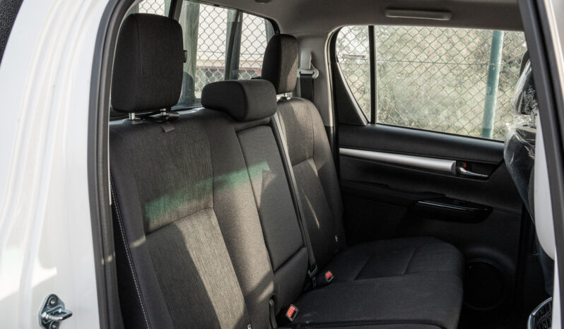 
2025 Toyota Hilux SGLX 2.4L MT Diesel (White-Black) full									