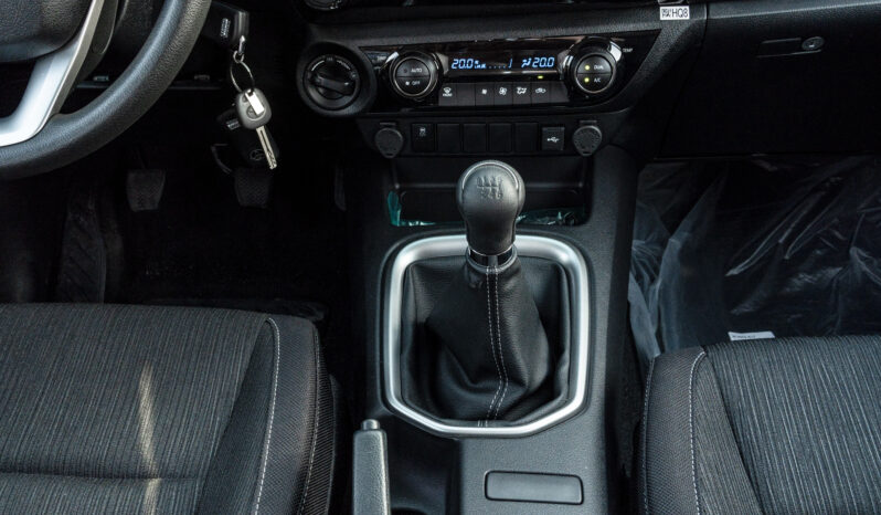 
2025 Toyota Hilux SGLX 2.4L MT Diesel (White-Black) full									