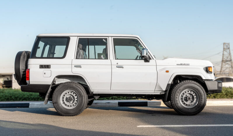 
								Toyota Land Cruiser LC76 4.0L MT Petrol (White-Brown) Basic full									