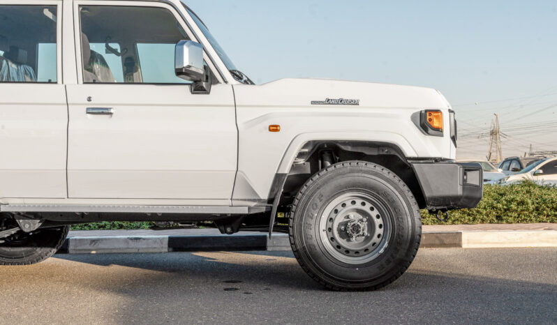 
								Toyota Land Cruiser LC76 4.0L MT Petrol (White-Brown) Basic full									