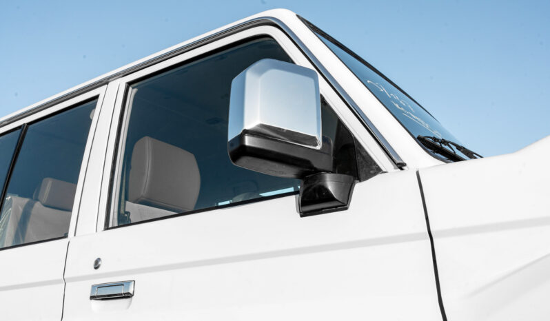 
								Toyota Land Cruiser LC76 4.0L MT Petrol (White-Brown) Basic full									