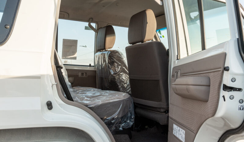 
								Toyota Land Cruiser LC76 4.0L MT Petrol (White-Brown) Basic full									