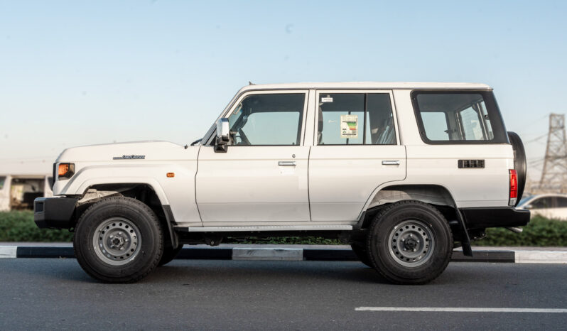 
								Toyota Land Cruiser LC76 4.0L AT Petrol (White-Brown) Basic full									