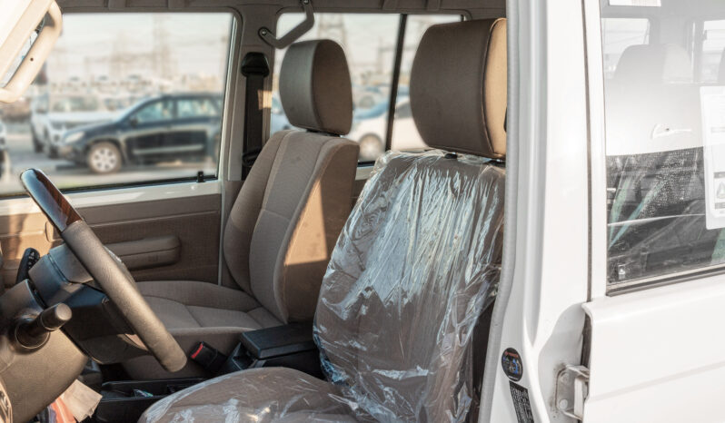 
								Toyota Land Cruiser LC76 4.0L AT Petrol (White-Brown) Basic full									
