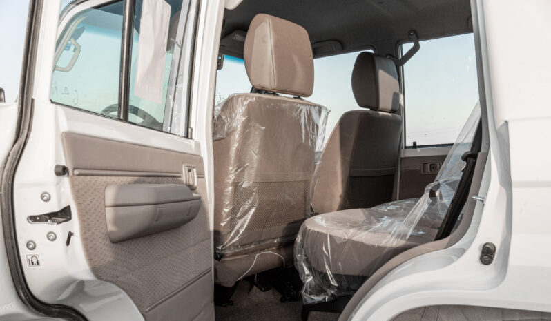
								Toyota Land Cruiser LC76 4.0L AT Petrol (White-Brown) Basic full									