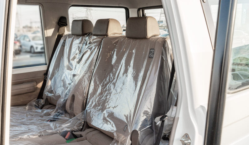 
								Toyota Land Cruiser LC76 4.0L AT Petrol (White-Brown) Basic full									