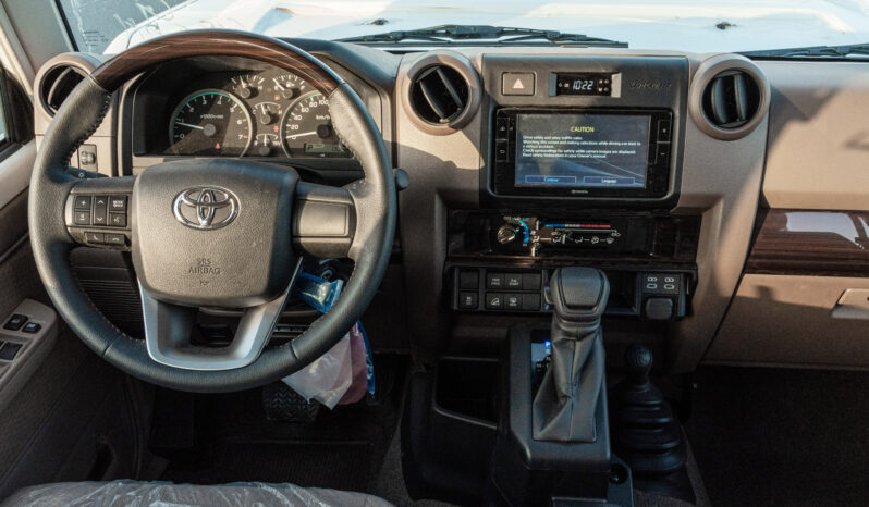 
								Toyota Land Cruiser LC76 4.0L AT Petrol (White-Brown) Basic full									