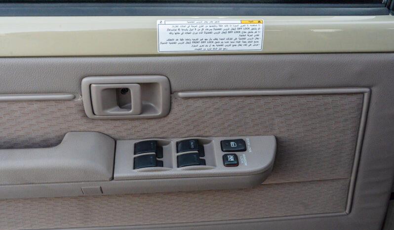 
								Toyota Land Cruiser LC76 4.0L AT Petrol (Beige-Brown) Basic full									