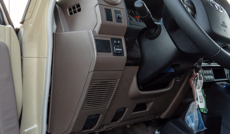 
								Toyota Land Cruiser LC76 4.0L AT Petrol (Beige-Brown) Basic full									