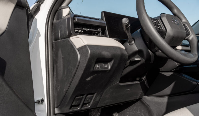 
								2026 Toyota Rav4 XLE 4×4 2.0L AT Petrol AWD (White-Beige) full									