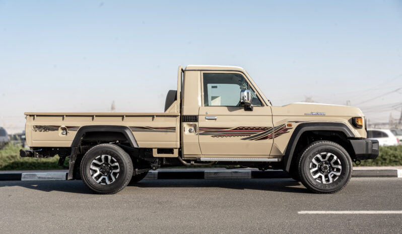 
								2026 Toyota Land Cruiser LC79 4.0L AT Petrol Full Option (Beige) full									