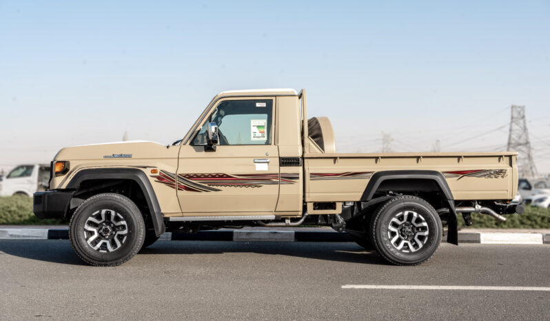
								2026 Toyota Land Cruiser LC79 4.0L AT Petrol Full Option (Beige) full									