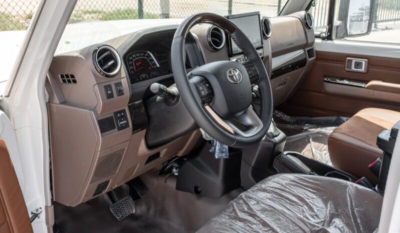 
								2026 Toyota Land Cruiser LC79 4.0L AT Petrol Full Option (White) full									