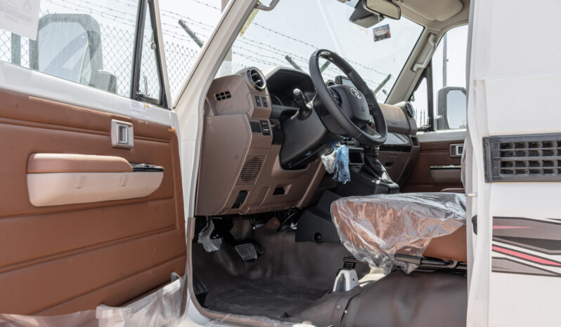 
								2026 Toyota Land Cruiser LC79 4.0L AT Petrol Full Option (White) full									