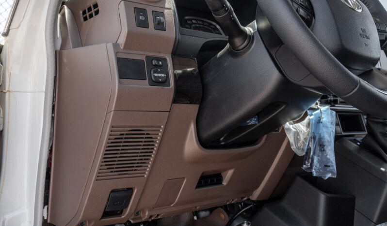 
								2026 Toyota Land Cruiser LC79 4.0L AT Petrol Full Option (White) full									