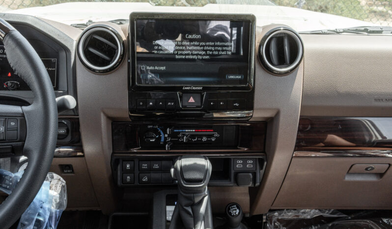 
								2026 Toyota Land Cruiser LC79 4.0L AT Petrol Full Option (White) full									