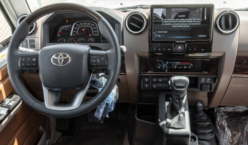 
								2026 Toyota Land Cruiser LC79 4.0L AT Petrol Full Option (White) full									