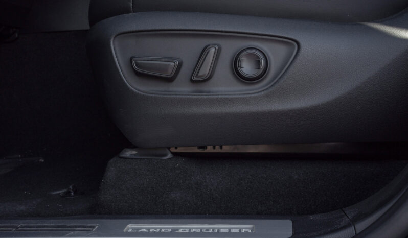 
								2026 Toyota Land Cruiser GXR 3.5L AT Petrol (Black-Black) full									