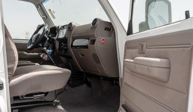 
								Toyota Land Cruiser LC76 4.0L MT Petrol (White-Brown) Basic full									