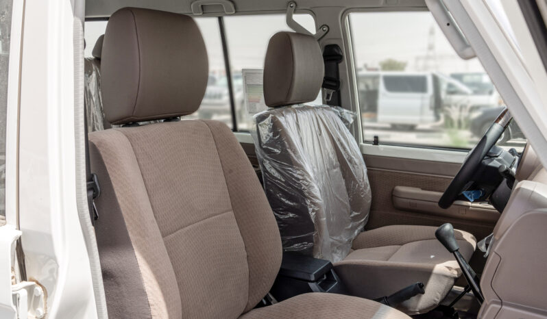 
								Toyota Land Cruiser LC76 4.0L MT Petrol (White-Brown) Basic full									