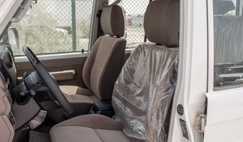 
								Toyota Land Cruiser LC76 4.0L MT Petrol (White-Brown) Basic full									