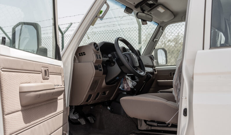 
								Toyota Land Cruiser LC76 4.0L MT Petrol (White-Brown) Basic full									