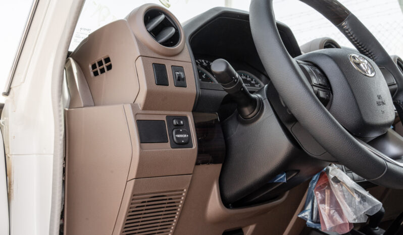 
								Toyota Land Cruiser LC76 4.0L MT Petrol (White-Brown) Basic full									