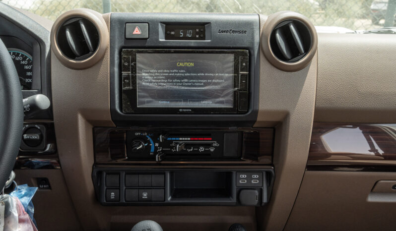 
								Toyota Land Cruiser LC76 4.0L MT Petrol (White-Brown) Basic full									