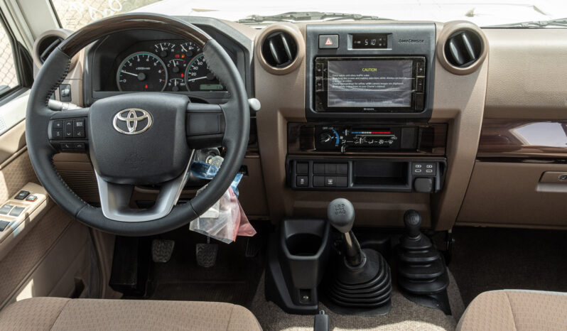 
								Toyota Land Cruiser LC76 4.0L MT Petrol (White-Brown) Basic full									