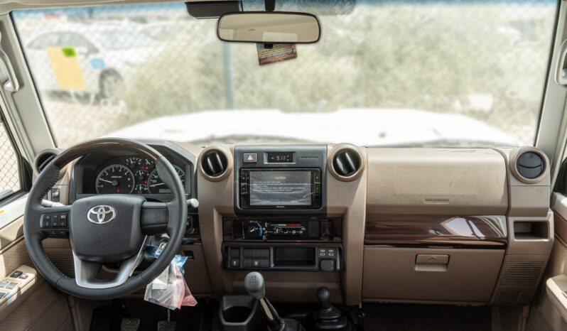 
								Toyota Land Cruiser LC76 4.0L MT Petrol (White-Brown) Basic full									