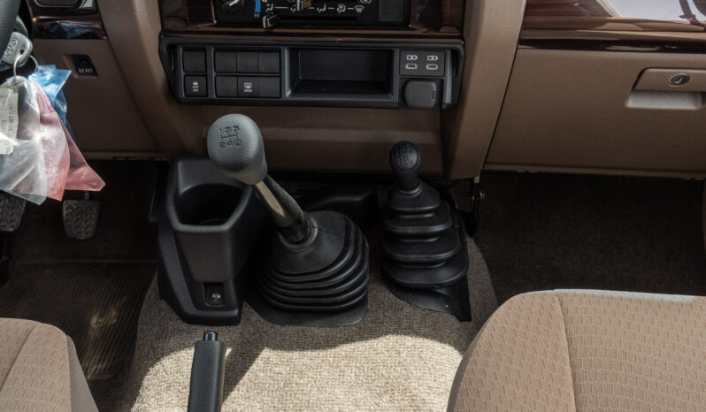 
								Toyota Land Cruiser LC76 4.0L MT Petrol (White-Brown) Basic full									