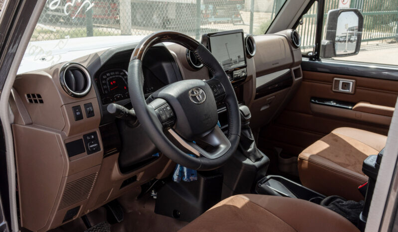 
								2026 Toyota Land Cruiser LC79 4.0L AT Petrol Full Option (Grey) full									