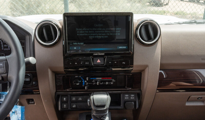
								2026 Toyota Land Cruiser LC79 4.0L AT Petrol Full Option (Grey) full									
