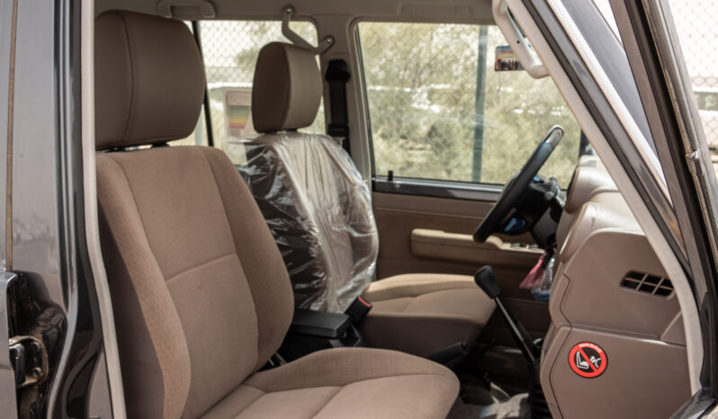 
								Toyota Land Cruiser LC76 4.0L MT Petrol (Grey-Brown) Basic full									