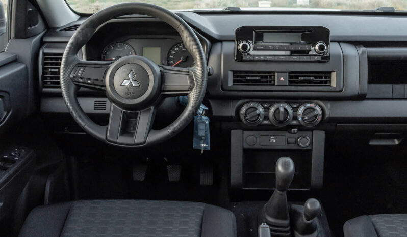 
								2026 Mitsubishi L200 GLX 2.4L MT Petrol (White-Black) full									