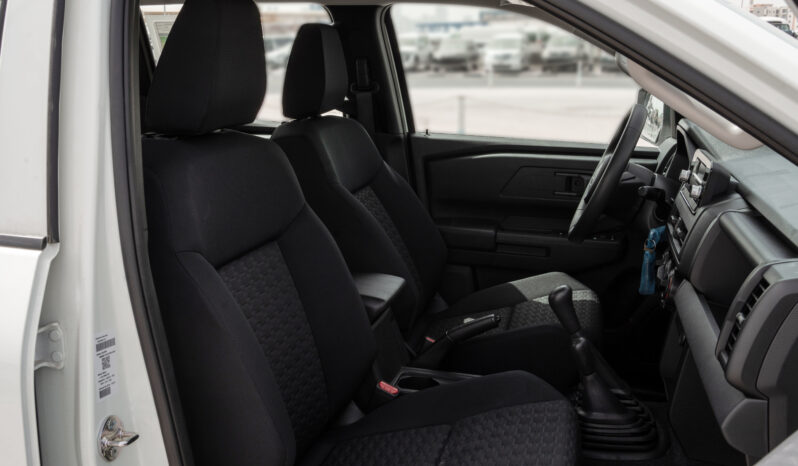
								2026 Mitsubishi L200 GLX 2.4L MT Petrol (White-Black) full									