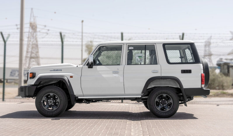 
								2026 Toyota Land Cruiser LC76 4.0L AT Petrol (Mid Option) White full									