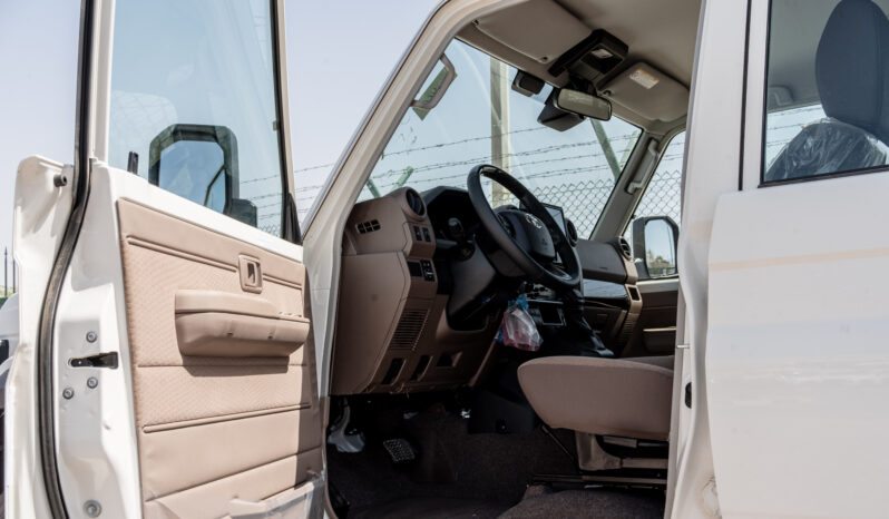 
								2026 Toyota Land Cruiser LC76 4.0L AT Petrol (Mid Option) White full									