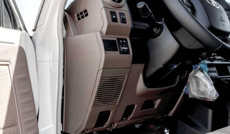 
								2026 Toyota Land Cruiser LC76 4.0L AT Petrol (Mid Option) White full									